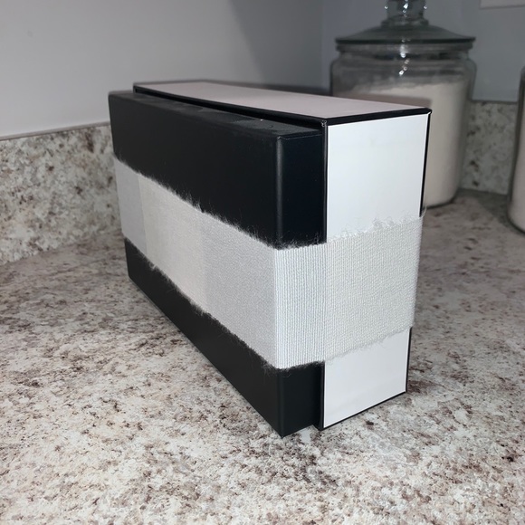 Chanel Gift Box - Picture 2 of 3